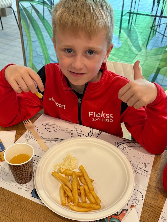 kind eet frietjes zevenbergen