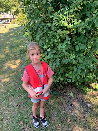 kind speelt buiten zevenbergen