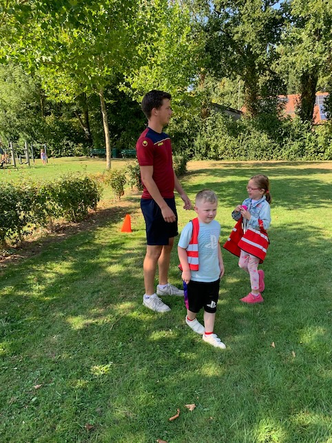 kinderen spelen buiten met meester bso zevenbergen
