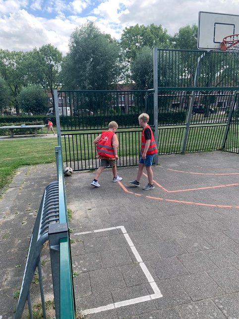 kinderen spelen voetbal bso zevenbergen