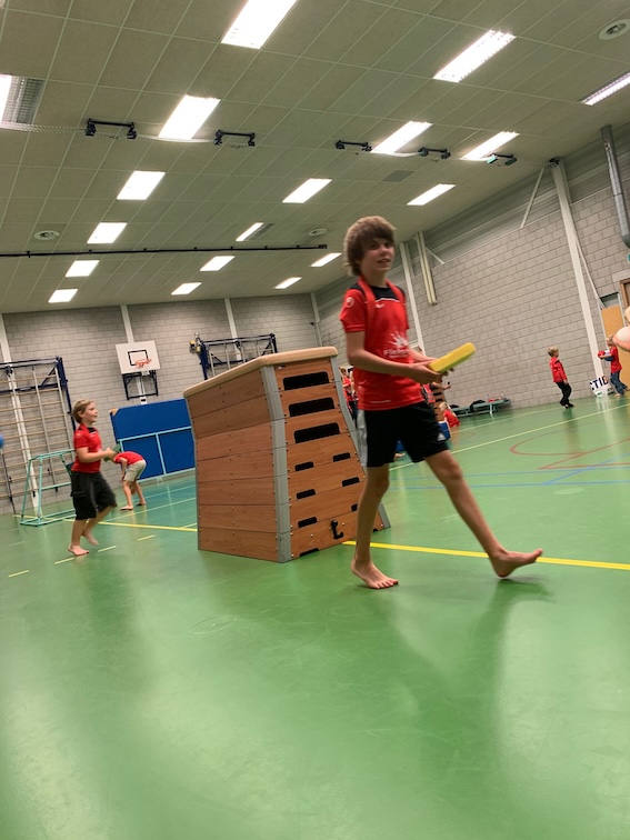 kinderen sporten in de gymzaal zevenbergen