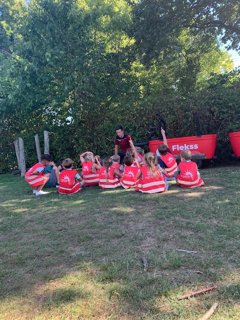 meester geeft uitleg aan kinderen zevenbergen