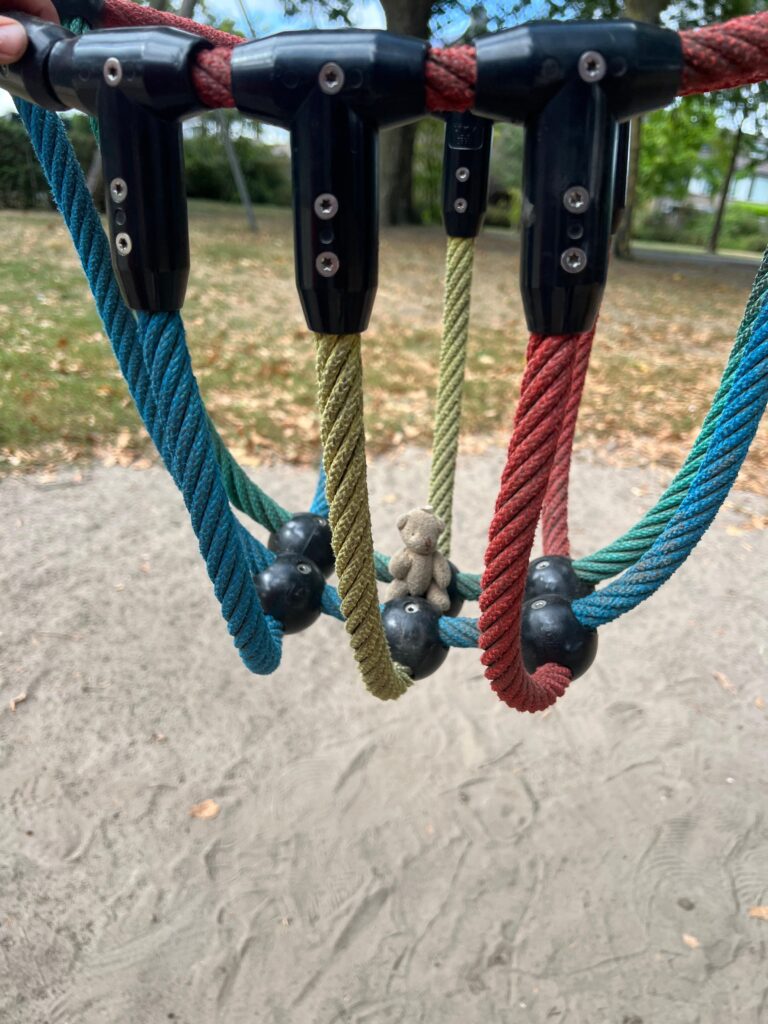 Beer op de schommel!