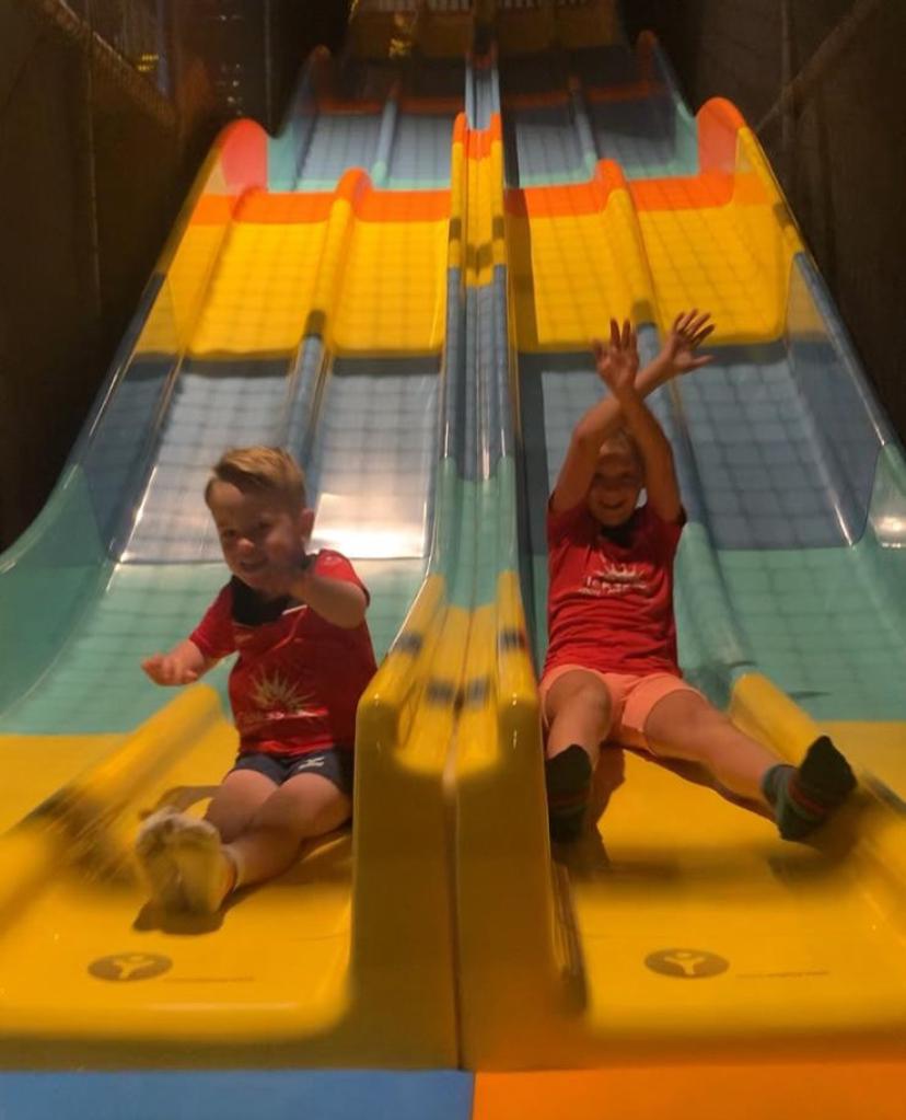 Kinderen spelen bij Kabonk mert Sport-BSO Flekss