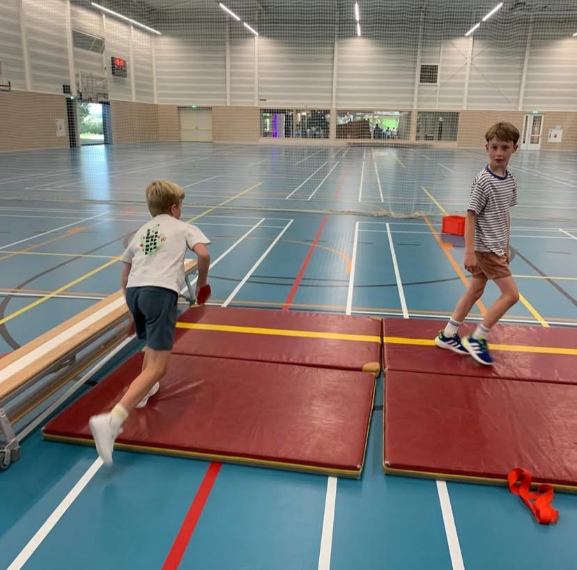 Kinderen spelen leeuwenkooien bij Sport-BSO Flekss
