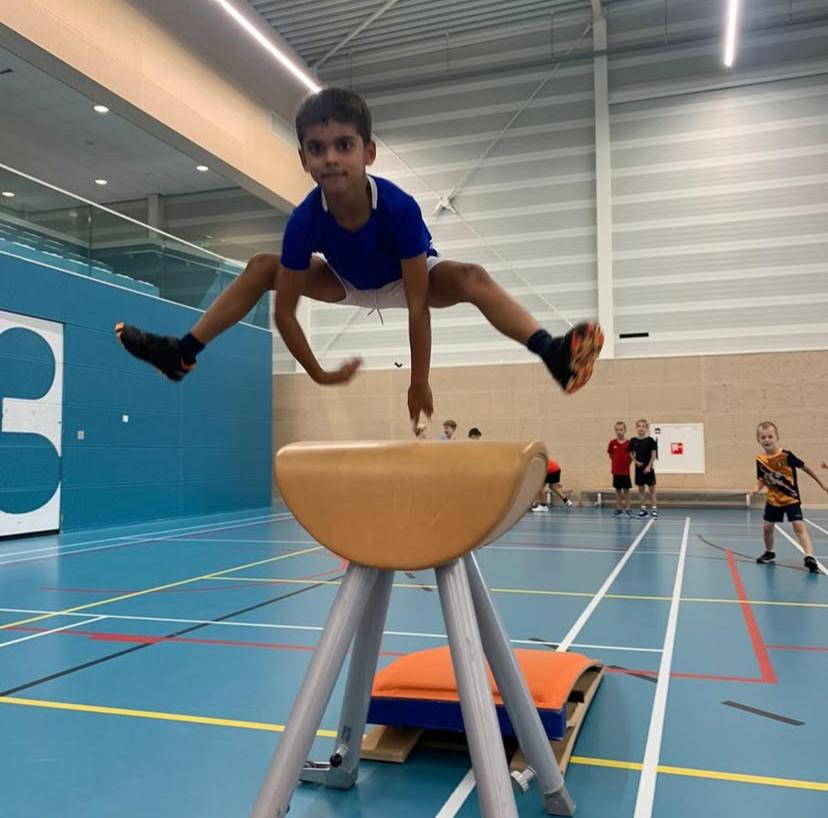 Kinderen springen over de bok bij Sport-BSO Flekss