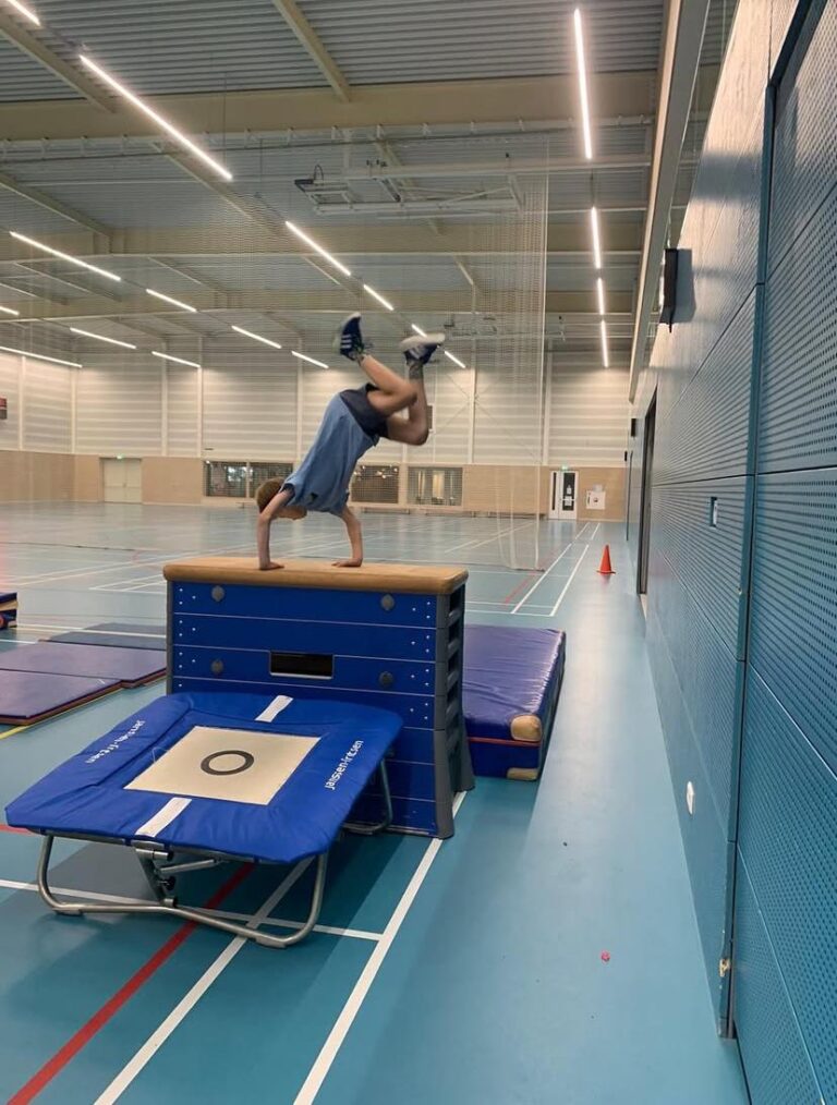 Kinderen springen over kast bij Sport-BSO Flekss