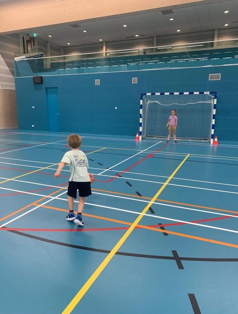 Kinderen voetballen bij Sport-BSO Rijen