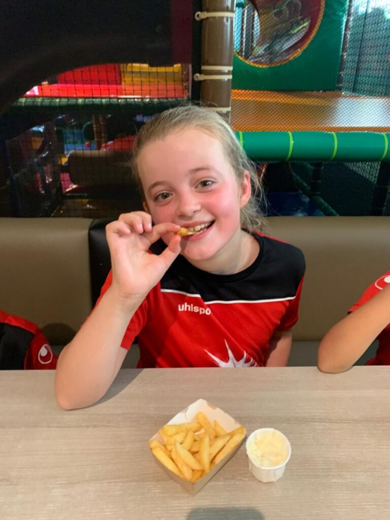 Sport-Bso Flekss Focus Frietjes eten bij Monkey Town Breda