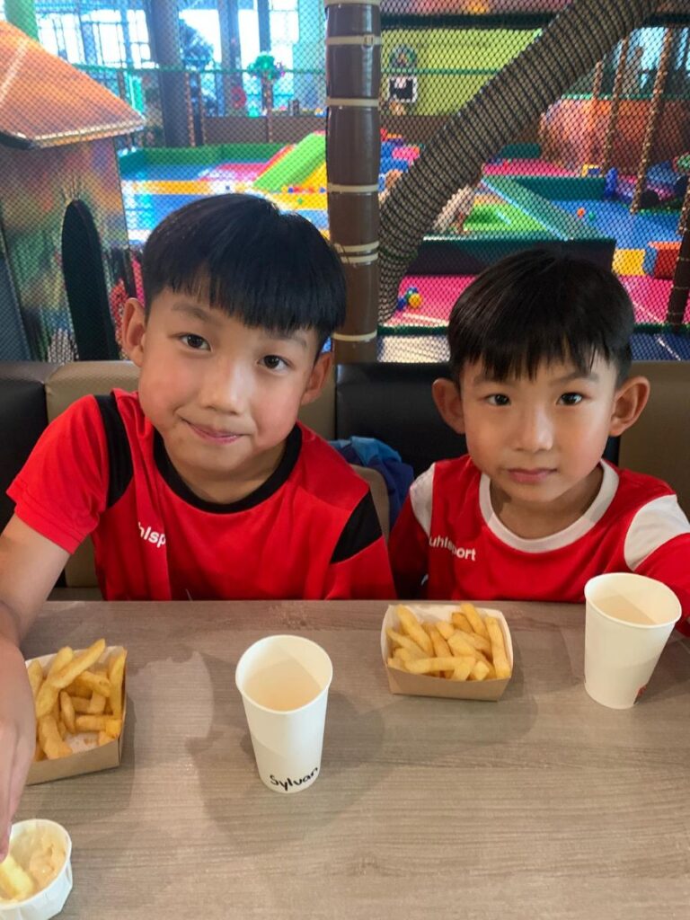 Sport-Bso Flekss Kerkwerve Etten-Leur Frietjes eten bij Monkey town Breda