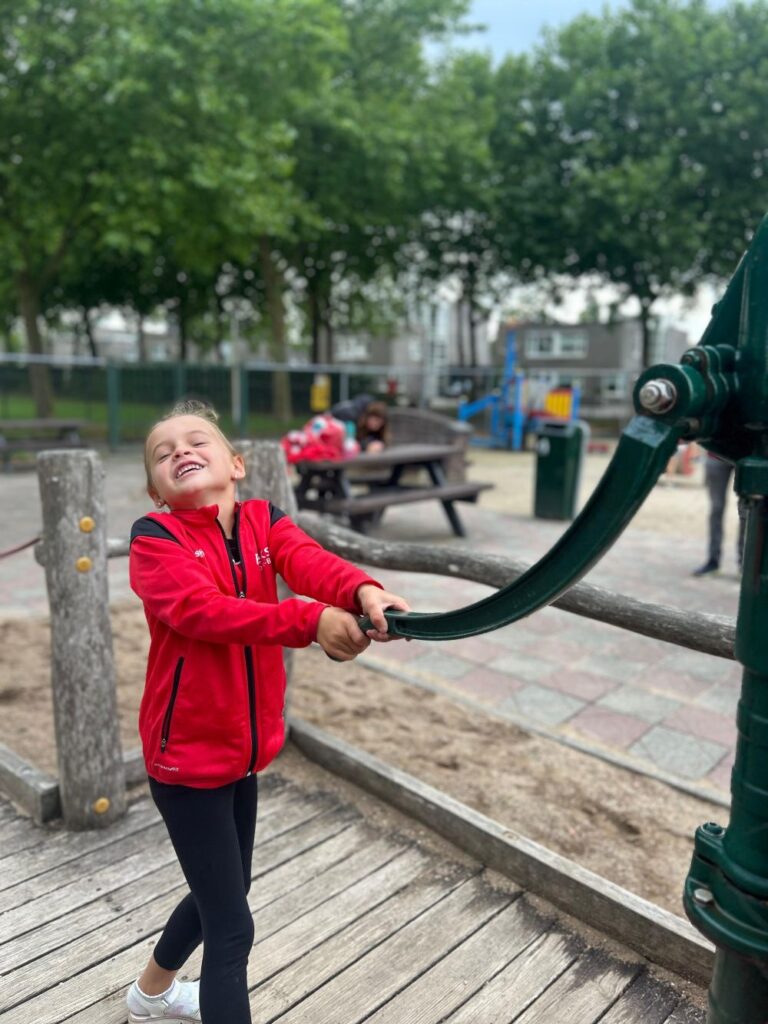 Sport-bso Flekss kerkwerve spelen bij de hoge neer speeltuin