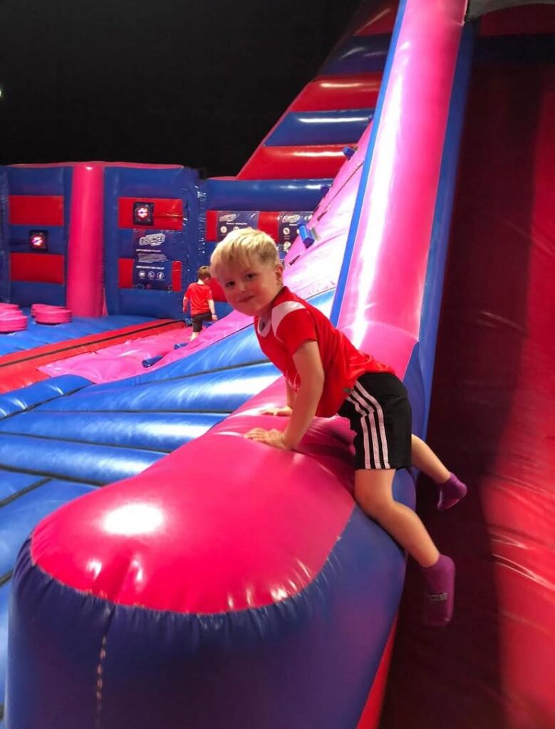 Kinderen spelen bij Bounce Valley met Sport-BSO Flekss