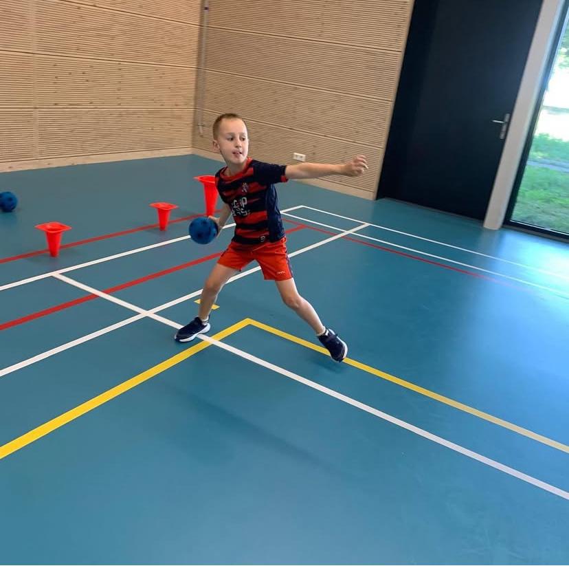 Kinderen spelen Raak en Haal bij Sport-BSO Flekss