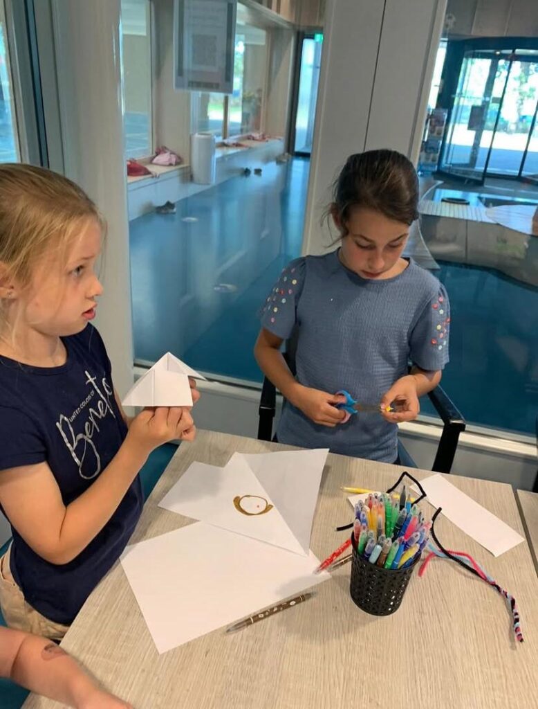 Kinderen knutselen bij Sport-BSO Flekss