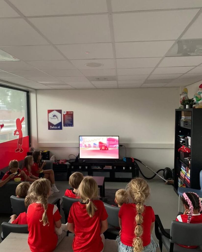 Kinderen kijken film bij Sport-BSO Flekss