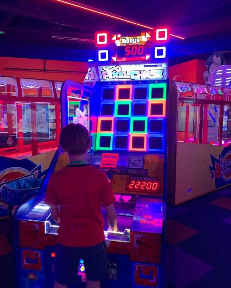 Kinderen spelen in gamehal bij Sport-BSO Flekss