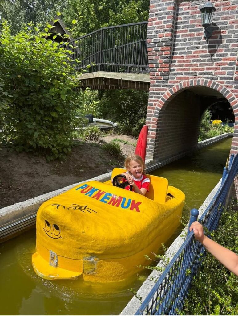 Kinderen spelen bij Pukkemuk met Sport-BSO Flekss