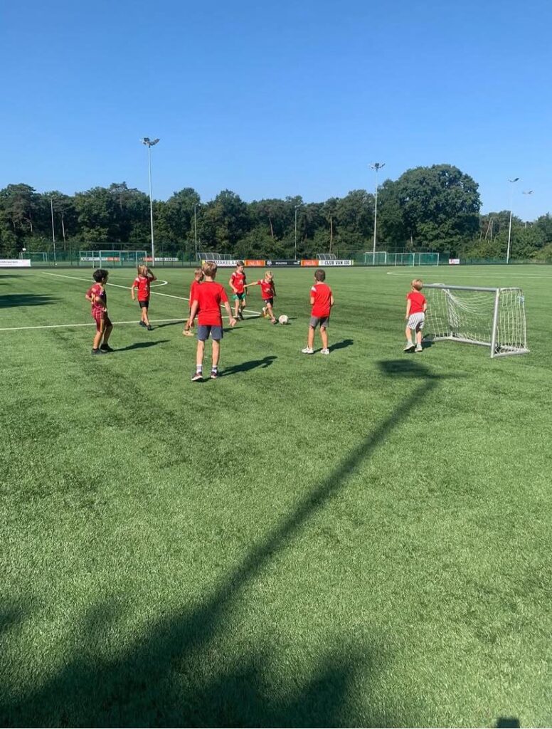 Kinderen voetballen bij Sport-BSO Flekss
