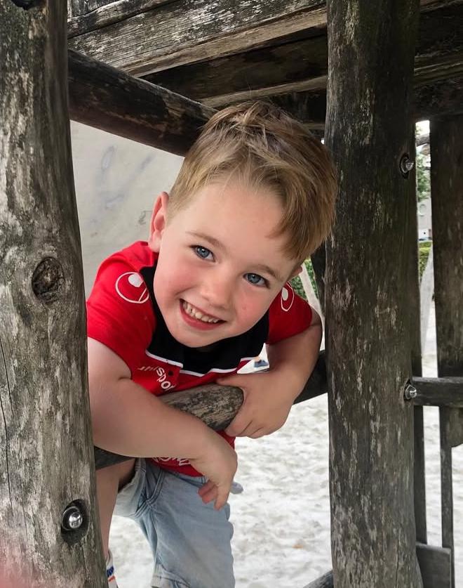 Kind speelt in speeltuin bij Sport-BSO Flekss