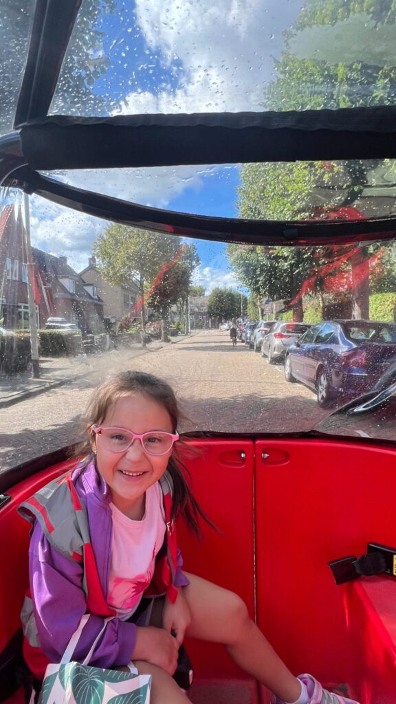 Kindjes-ophalen-met-de-juffen-scaled