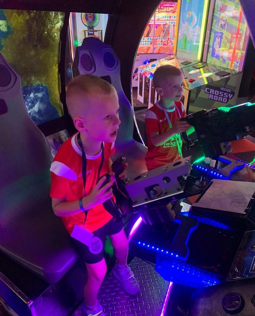 Kinderen spelen in een gamehal met Sport-BSO Flekss