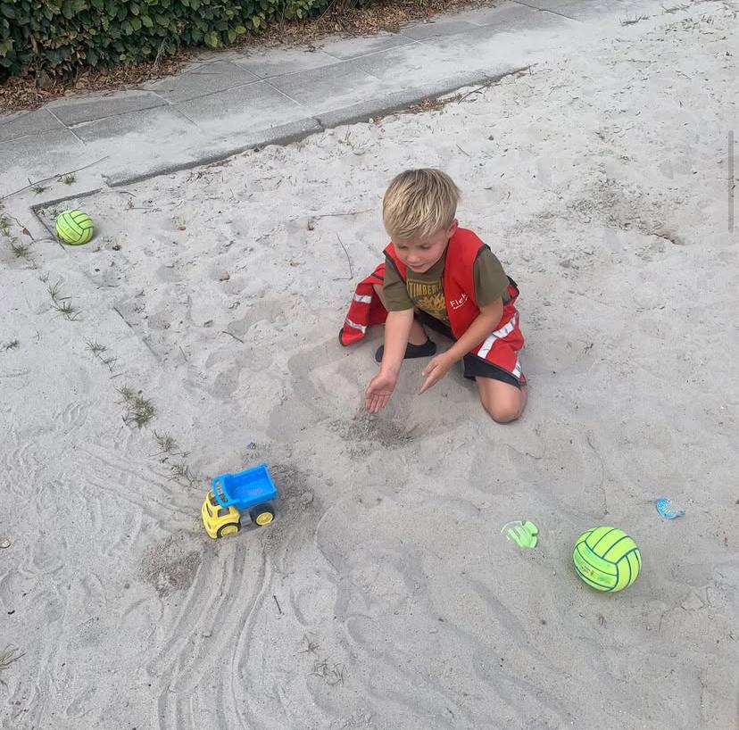 Kinderen spelen in de zandbak bij Sport-bso Flekss