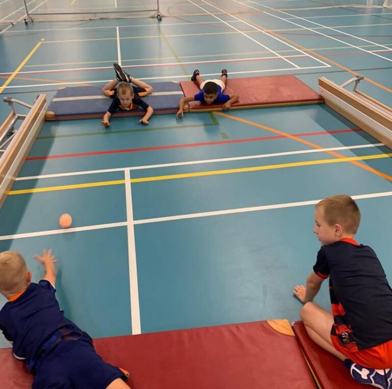 Kinderen spelen Airhockey in de gymles