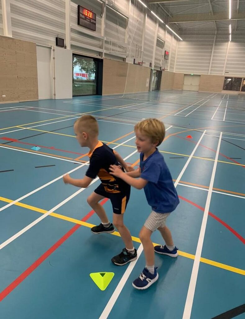Kinderen spelen het kleurenspel bij Sport-BSO Flekss