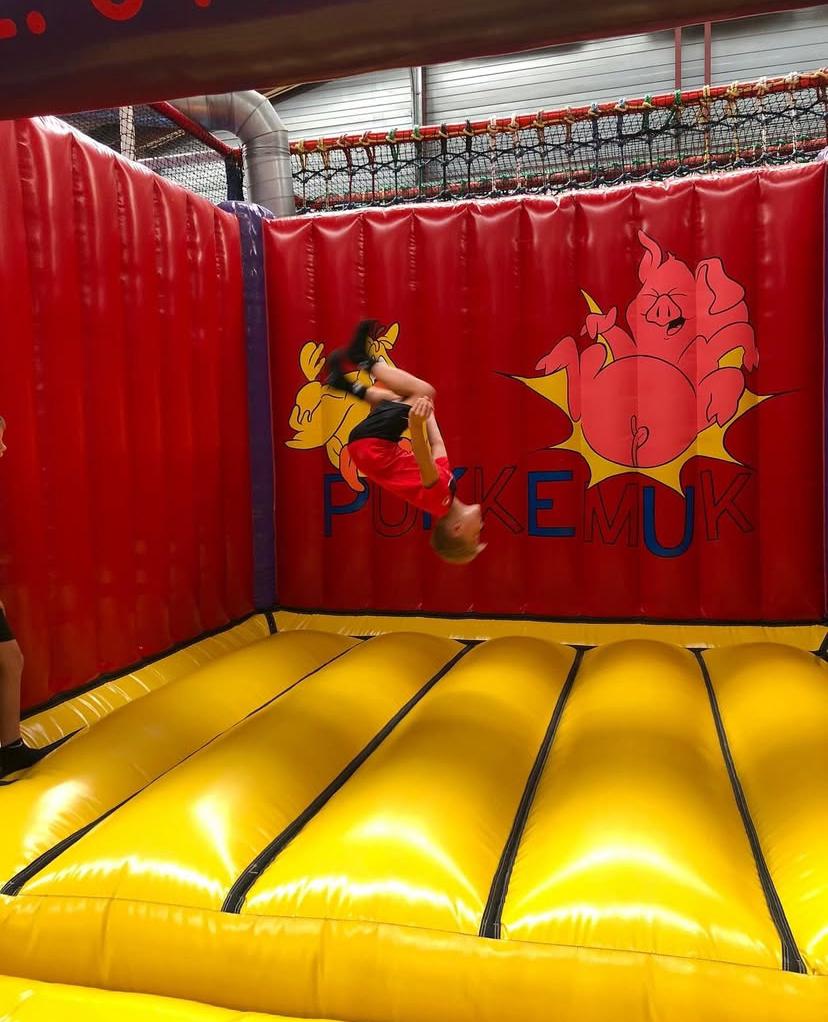 Kind maakt salto bij Sport-BSO Flekss