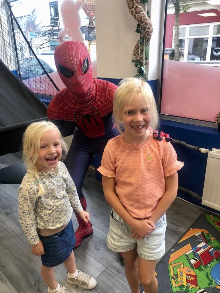 Op-de-foto-met-Spider-Man