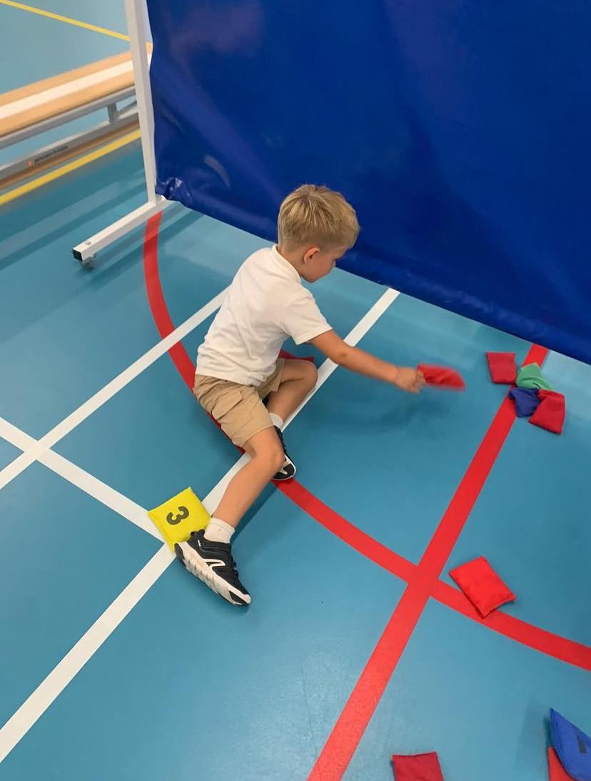 Kinderen spelen met pittenzakjes bij Sport-BSO Flekss
