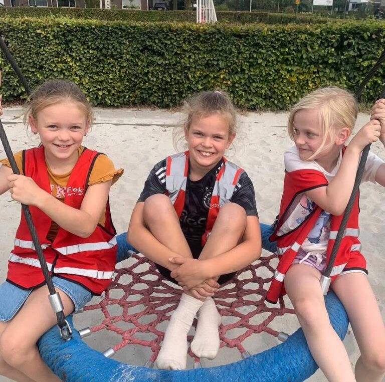 Kinderen schommelen bij Sport-BSO Flekss