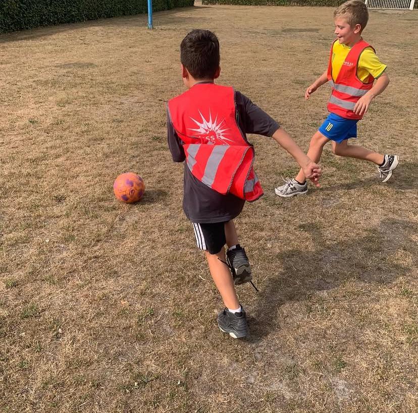Kinderen voetballen bij Sport-BSO Flekss