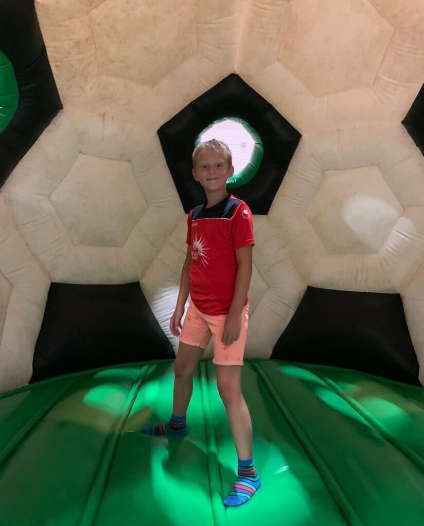 Kind speelt in springkussen met Sport-BSO Flekss