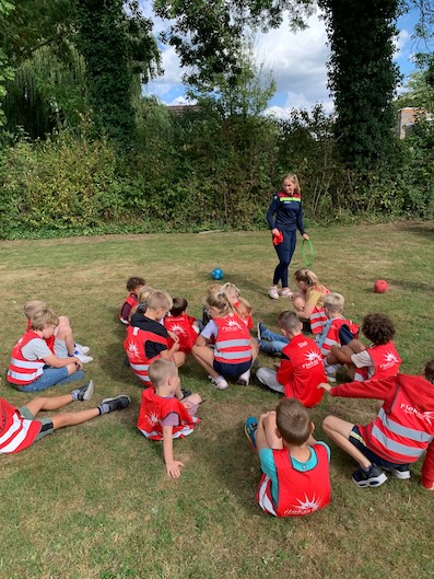 juf sport buiten samen met kinderen bso zevenbergen