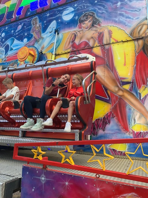 kind met juf op de kermis zevenbergen