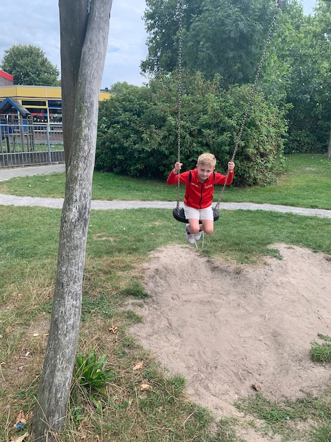 kind schommel speeltuin bso kinderopvang zevenbergen