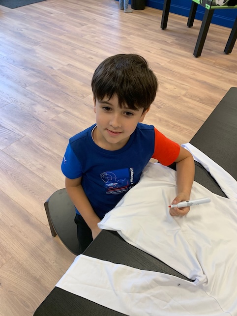 kind shirtjes versieren knutselen bso kinderopvang zevenbergen