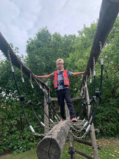 kind speelt in speeltuin klimmen spelen bso kinderopvang zevenbergen