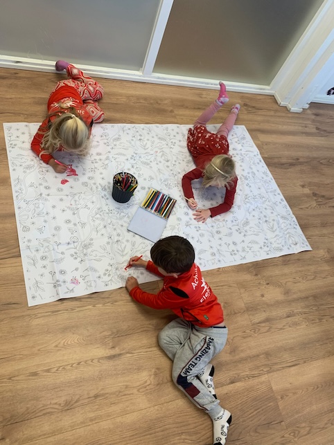 kinderen kleuren op de bso zevenbergen