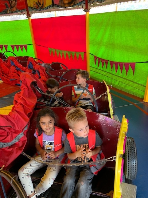 kinderen samen spelen op de kermis zevenbergen