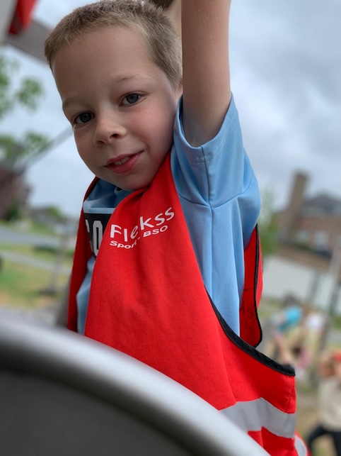 kind glijd van de glijbaan etten-leur