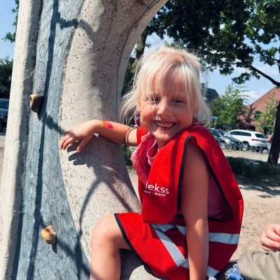 Kind klimt in de speeltuin