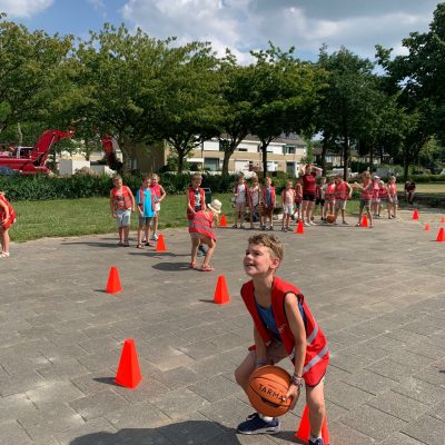 Kind speelt basketbal bij Sport-BSO Flekss