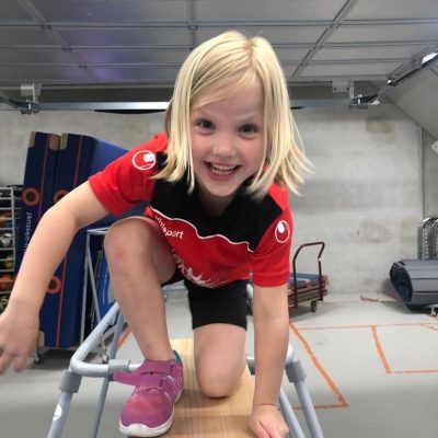 Kinderen bouwen hutten