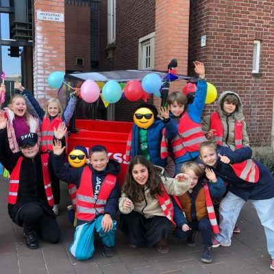 Kinderen bij carnavalsoptocht bij Sport-BSO Flekss