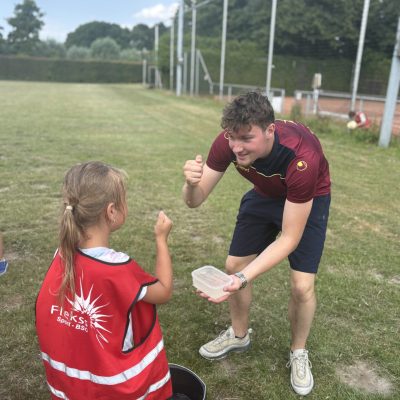 Sport-BSO Flekss Soccer Center - Steen-papier-schaar spel