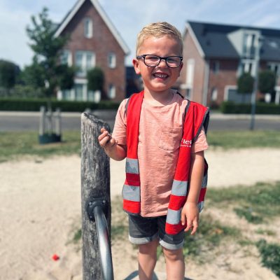 Kind speelt in speeltuin