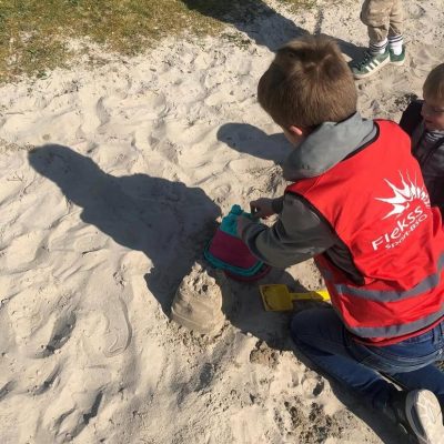 Kinderen spelen met zand bij Sport-BSO Flekss