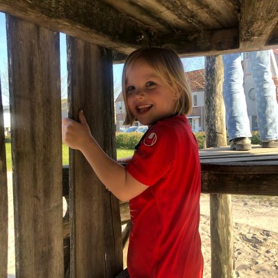 Kindje speelt in een speelhuis bij Sport-BSO Flekss